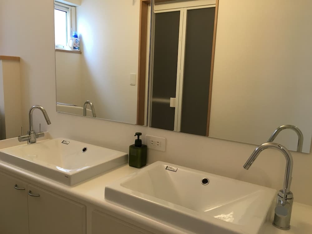 Bathroom sink