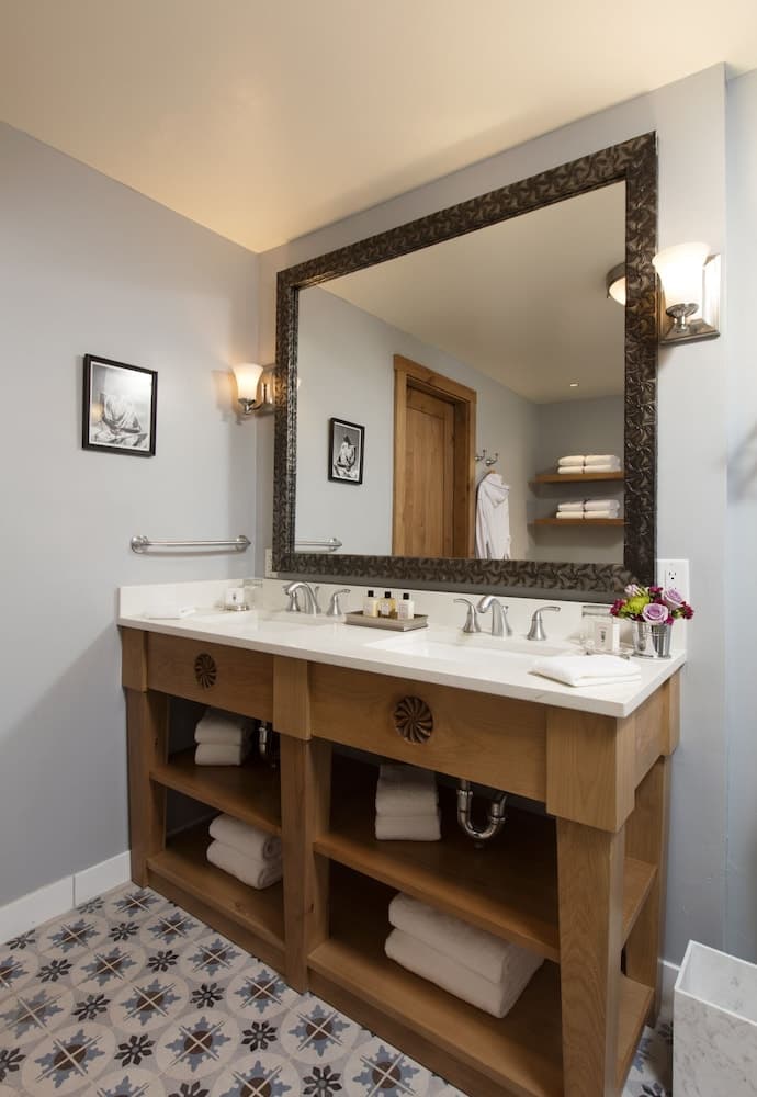 Bathroom sink