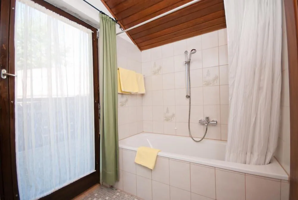 Deep soaking bathtub