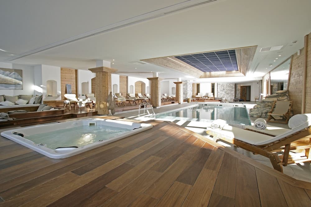 Indoor spa tub