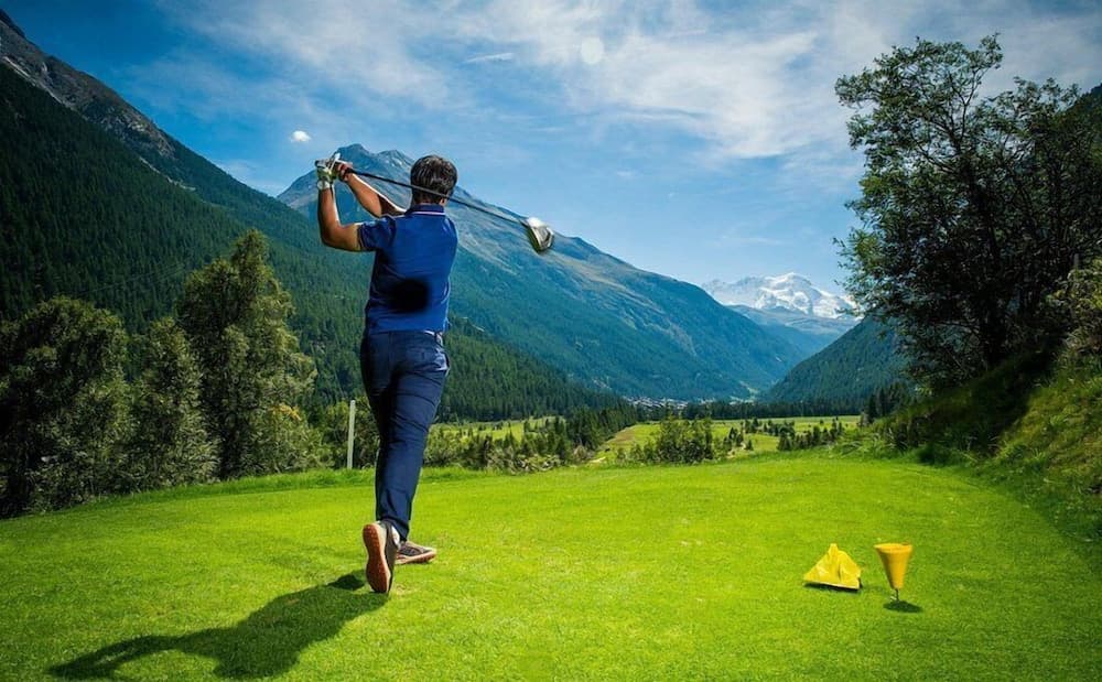 Indoor golf driving range