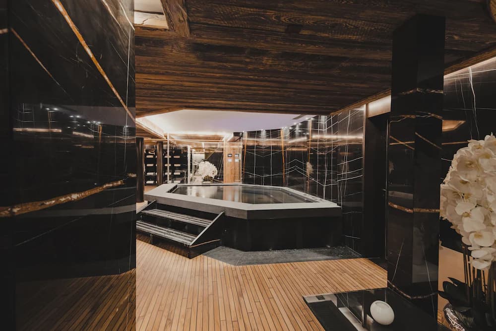 Indoor spa tub