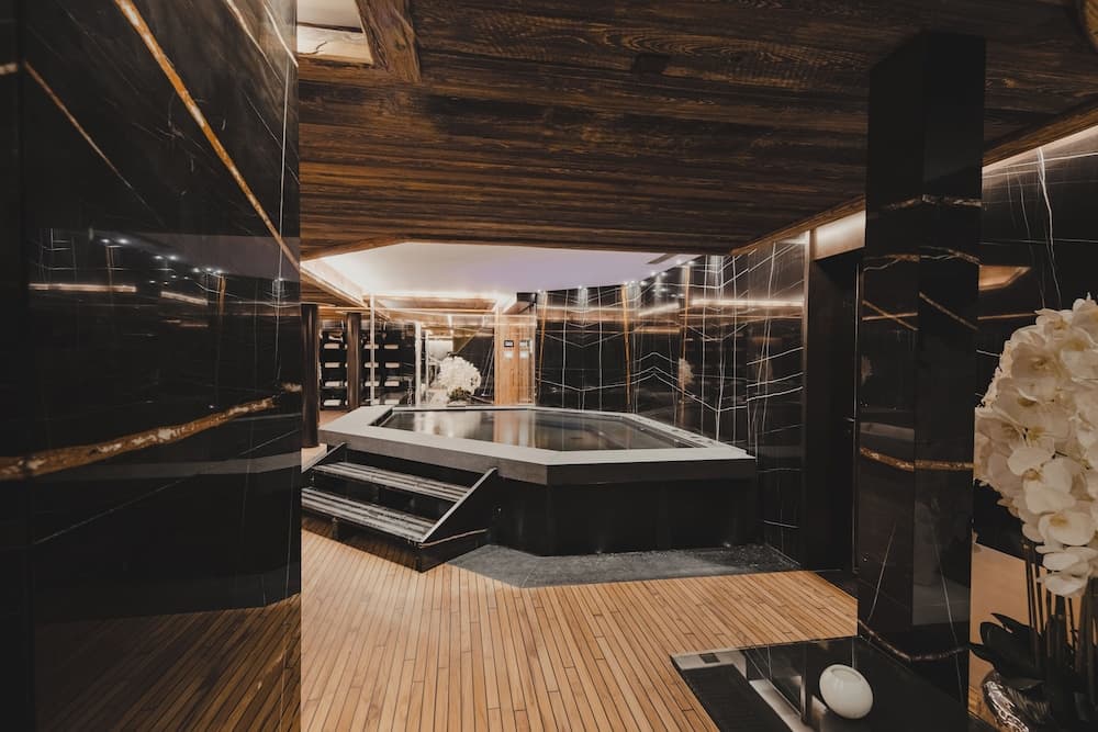 Indoor spa tub