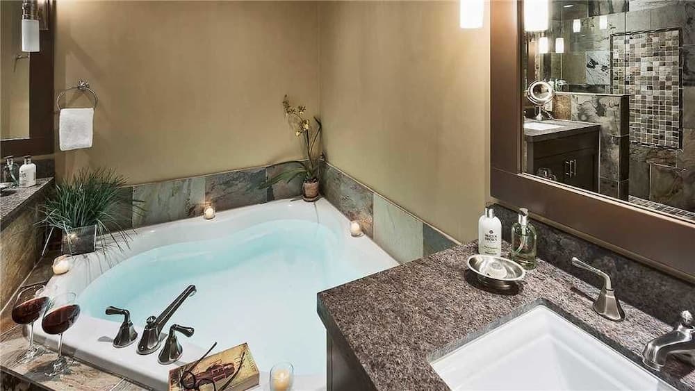 Deep soaking bathtub
