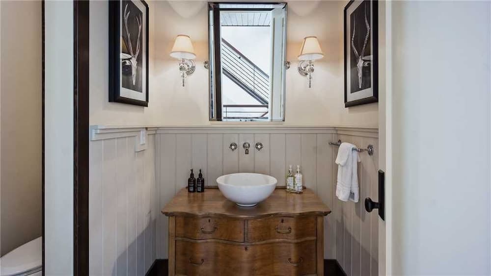 Bathroom sink