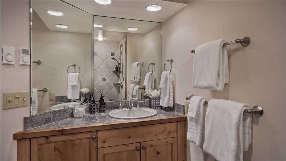 Bathroom sink