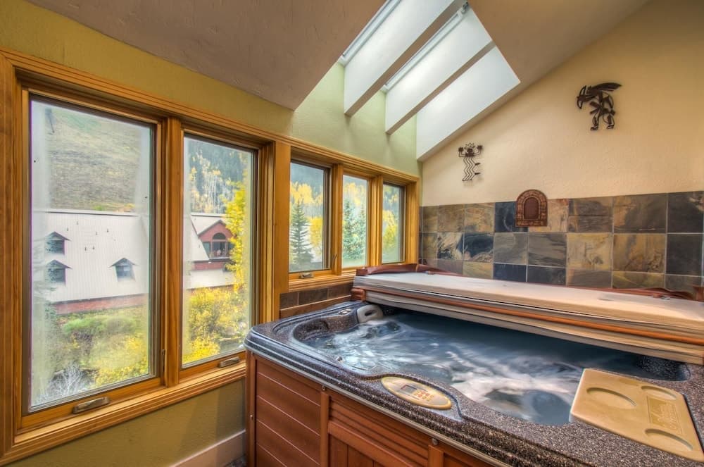 Indoor spa tub