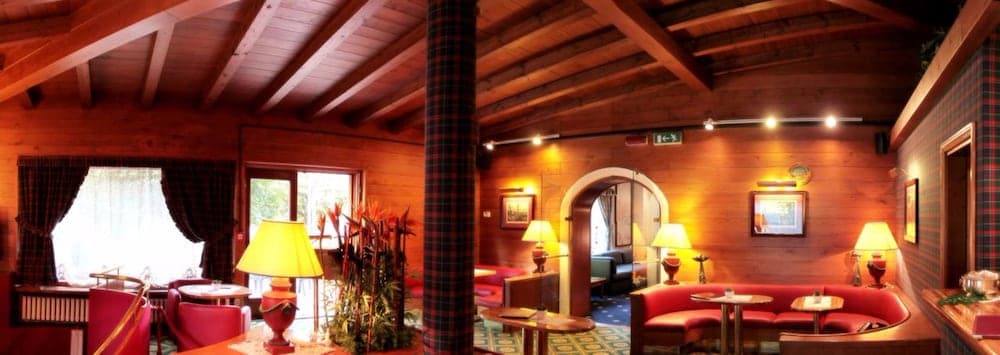 Lobby lounge