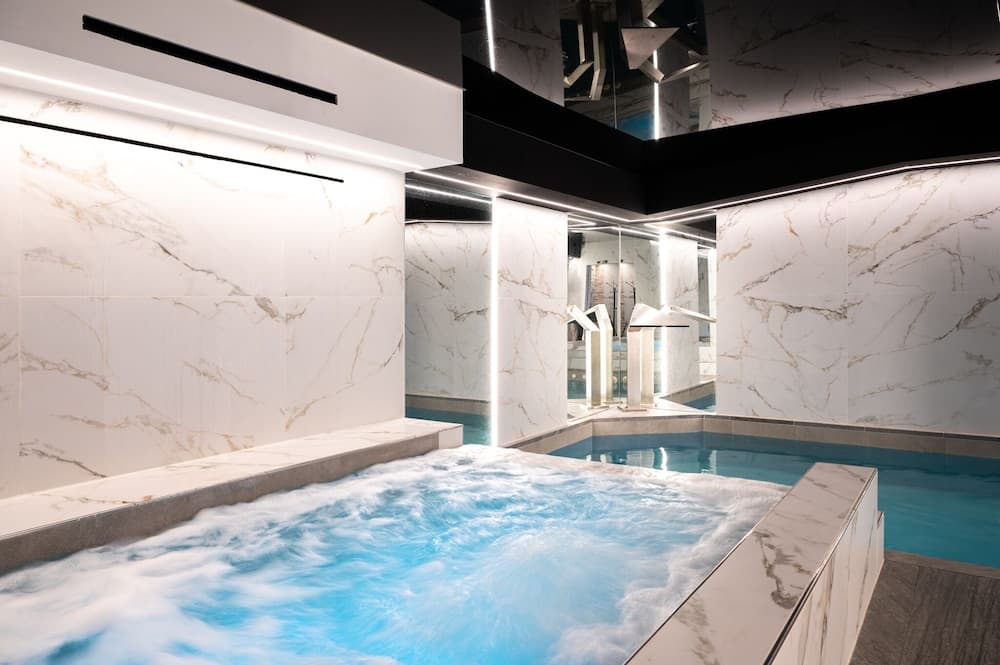 Indoor spa tub