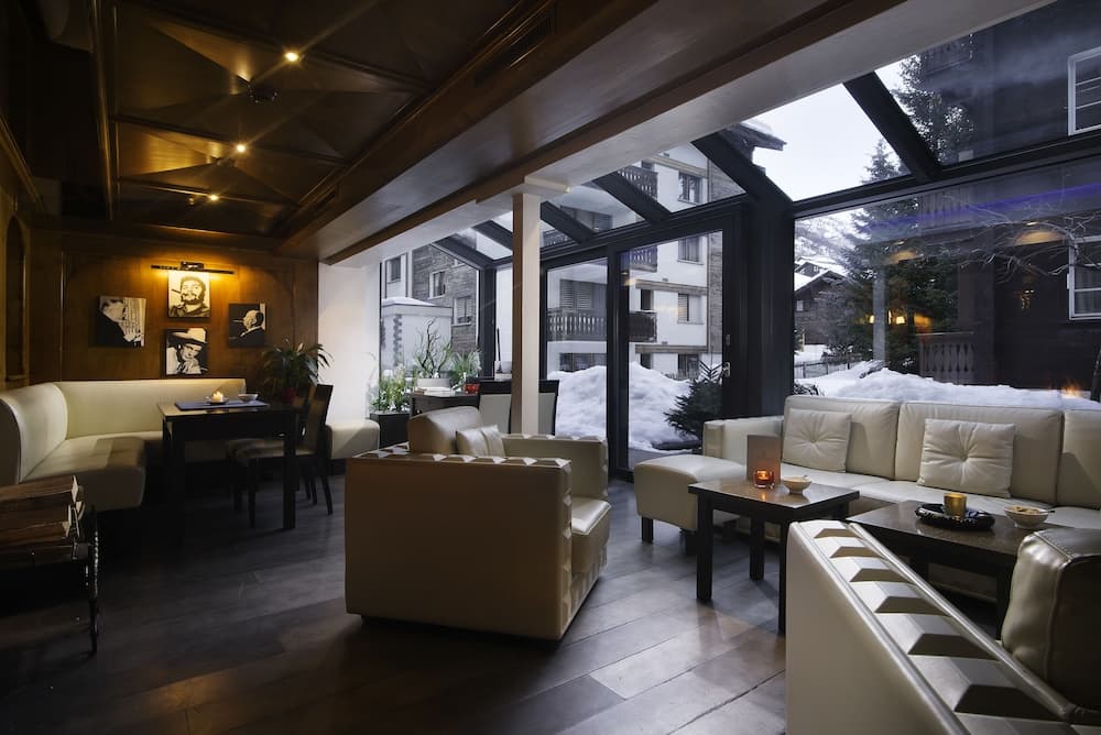 Lobby lounge