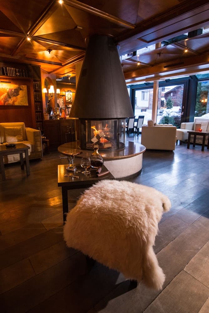 Lobby lounge