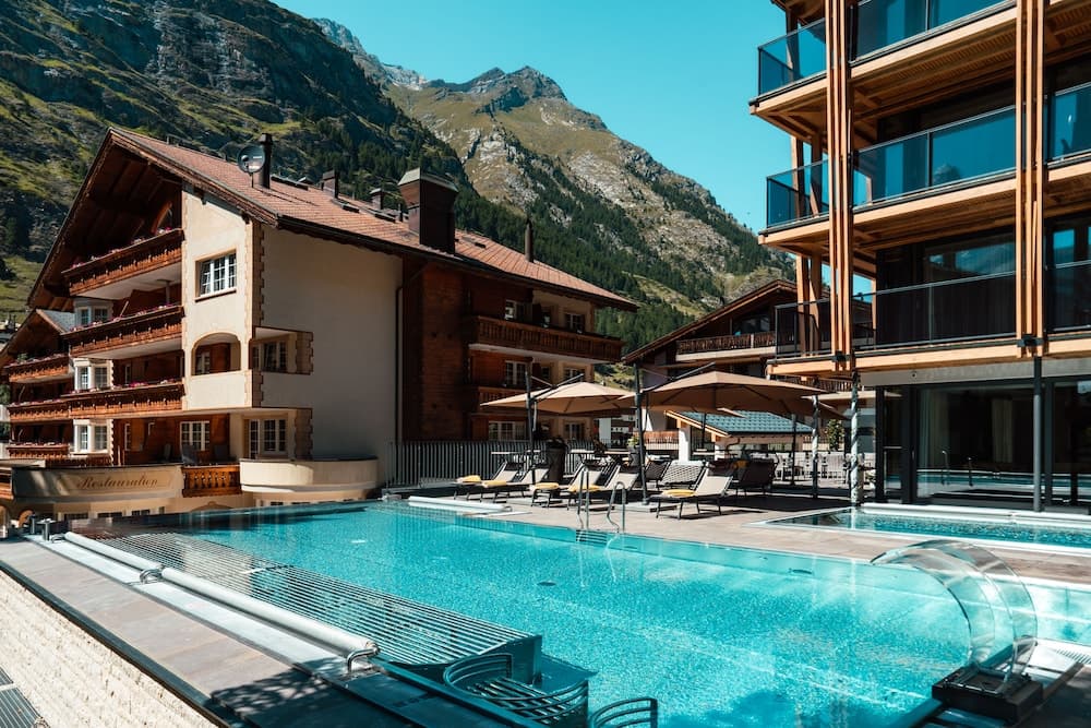 Exercise/lap pool