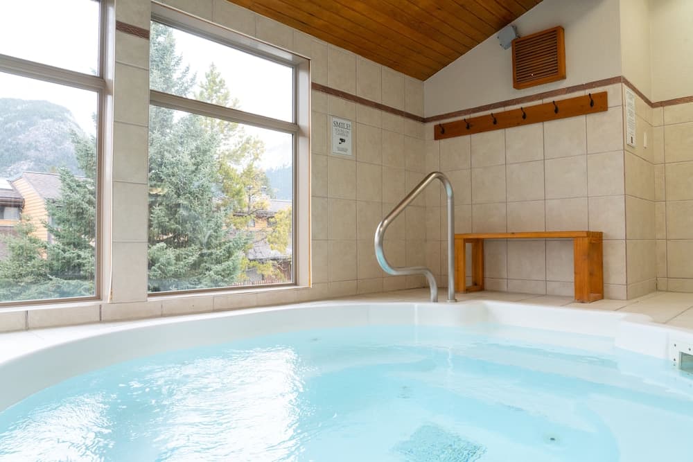 Indoor spa tub