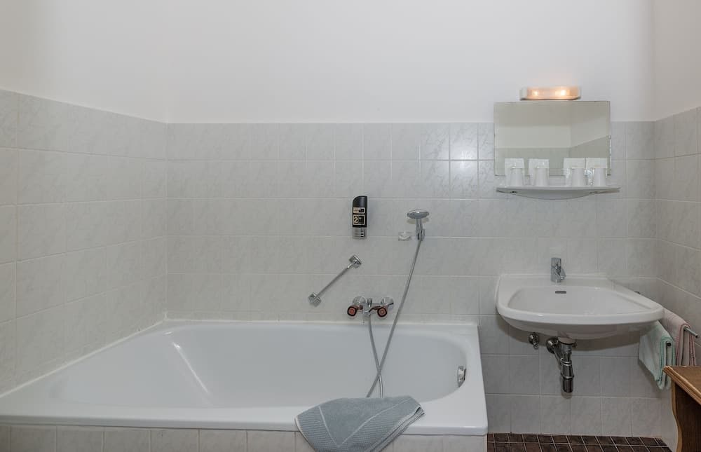 Deep soaking bathtub