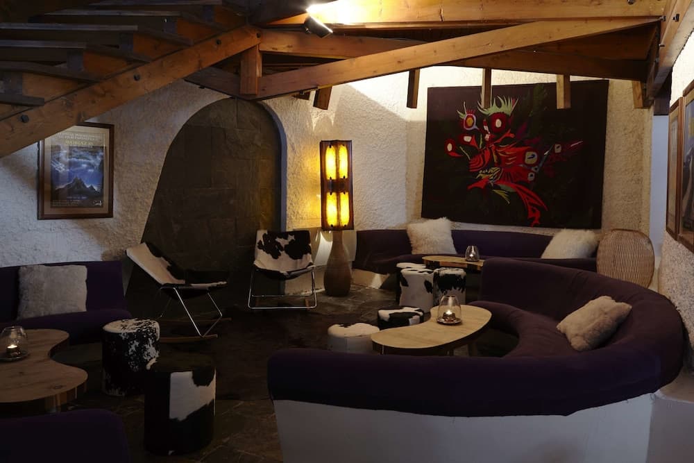 Lobby lounge