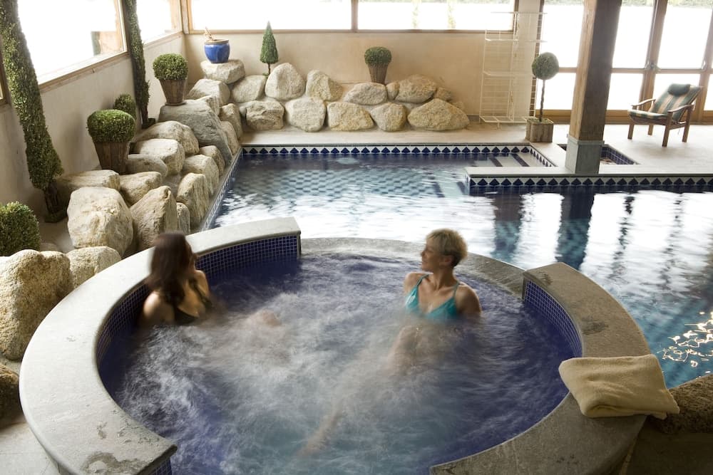Indoor spa tub