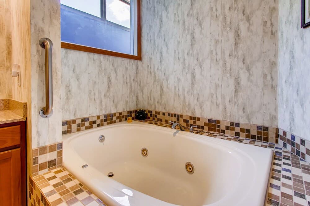 Deep soaking bathtub