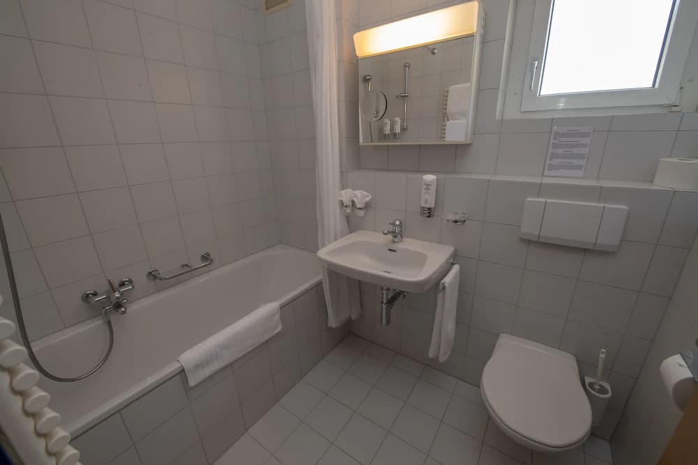 Deep soaking bathtub