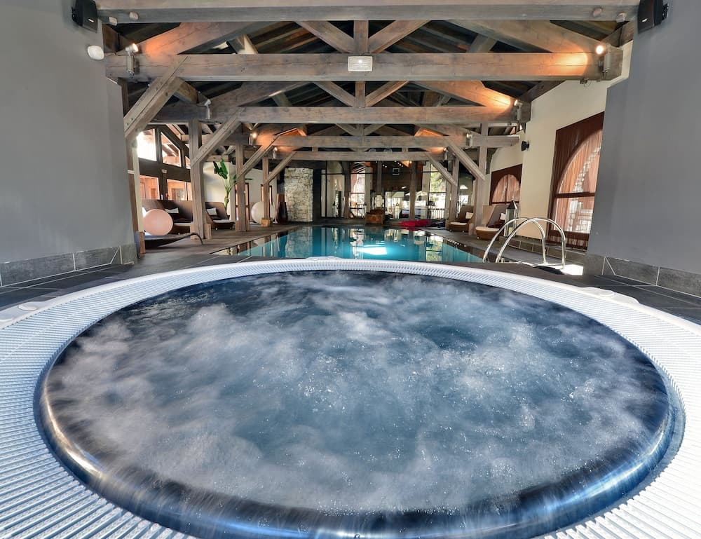 Indoor spa tub