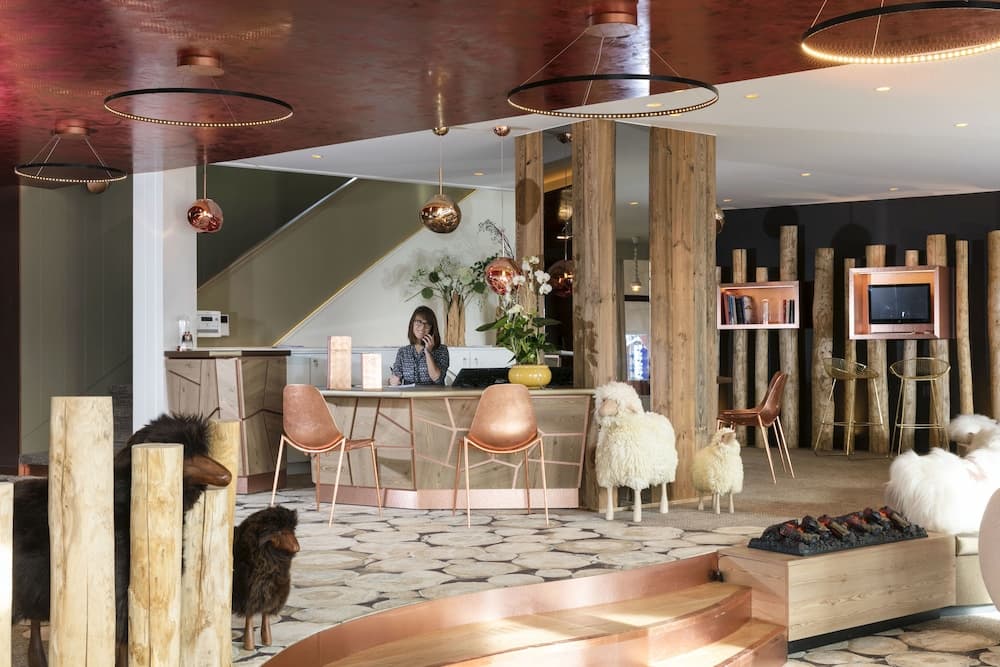Lobby lounge