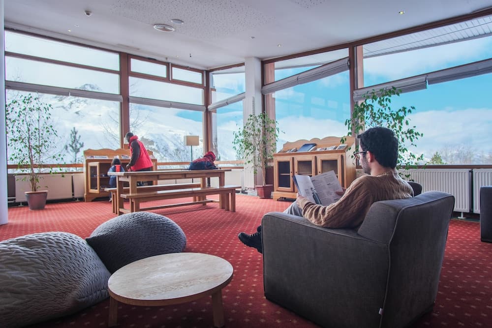 Lobby lounge