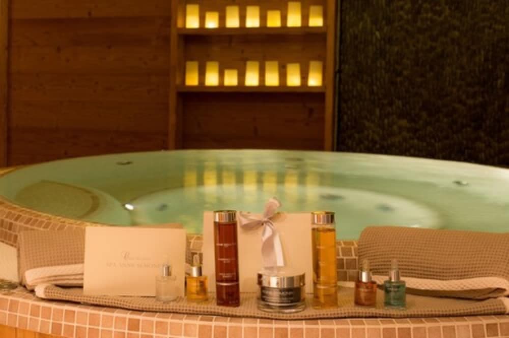 Indoor spa tub