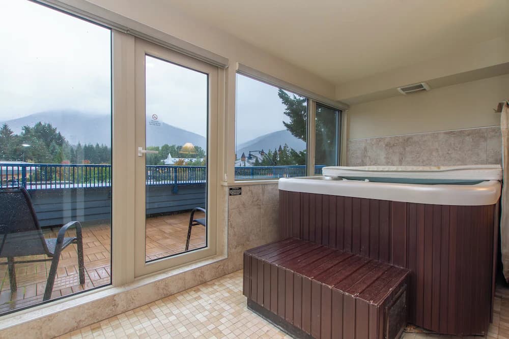Private spa tub
