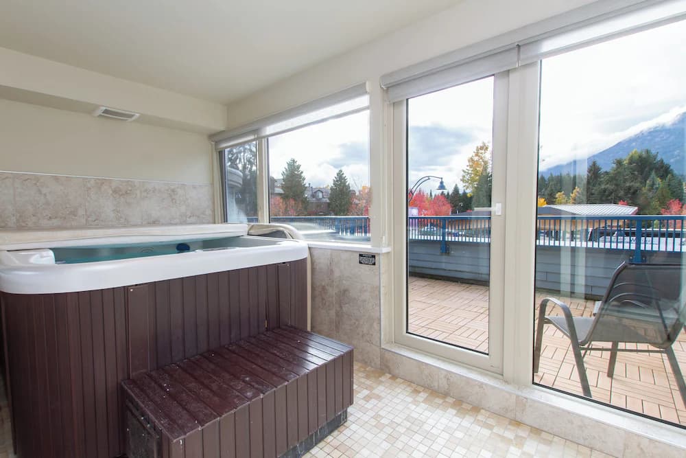 Private spa tub