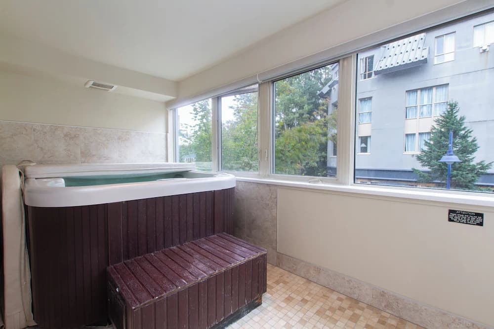 Private spa tub