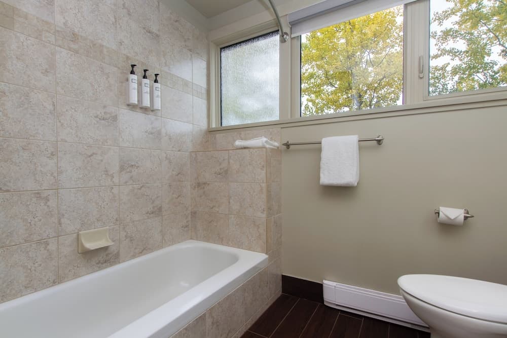Deep soaking bathtub