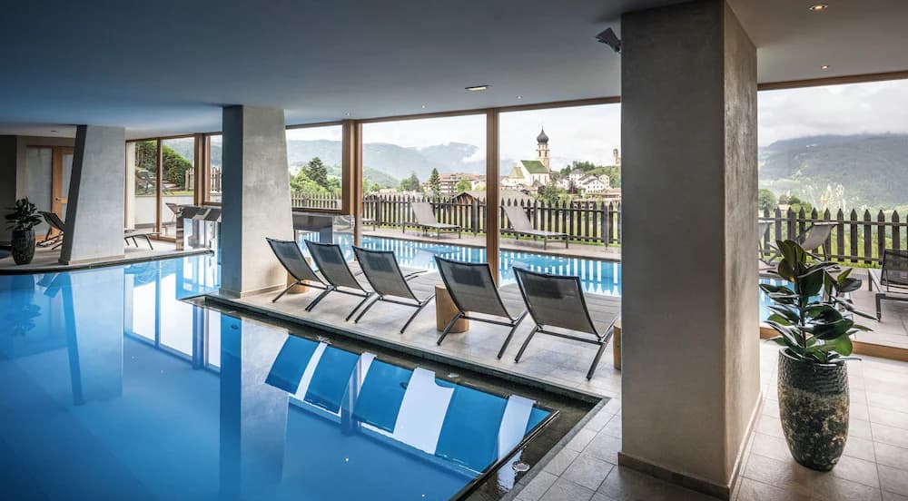 Indoor/outdoor pool