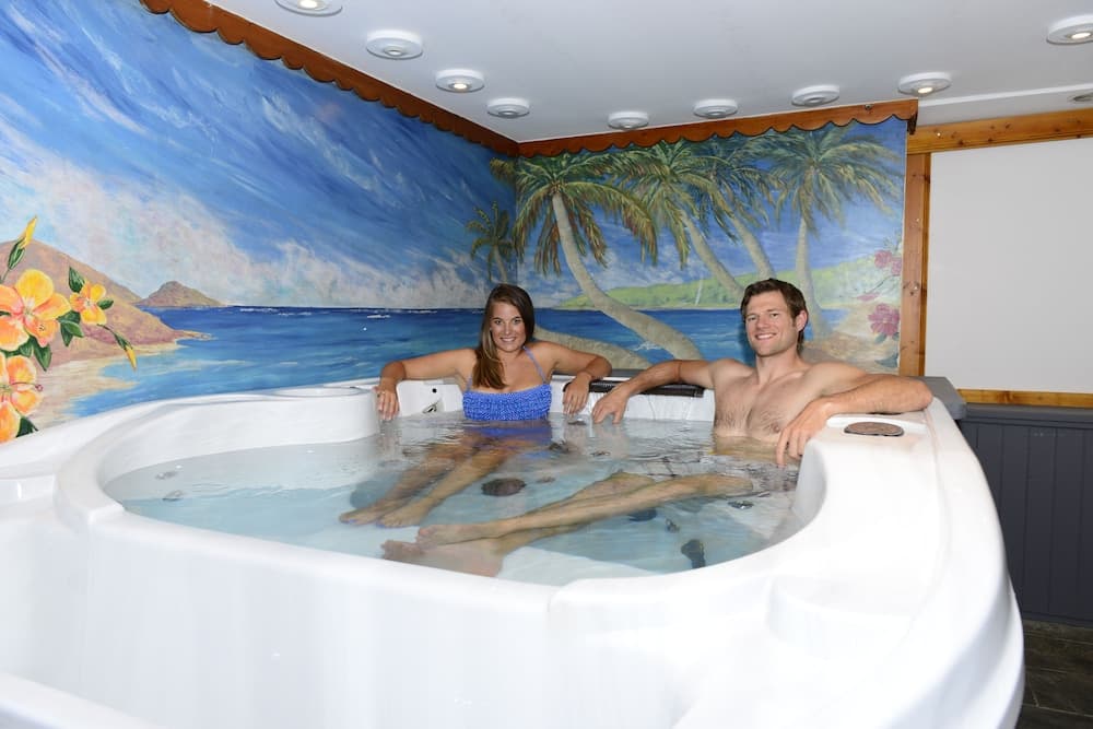 Indoor spa tub