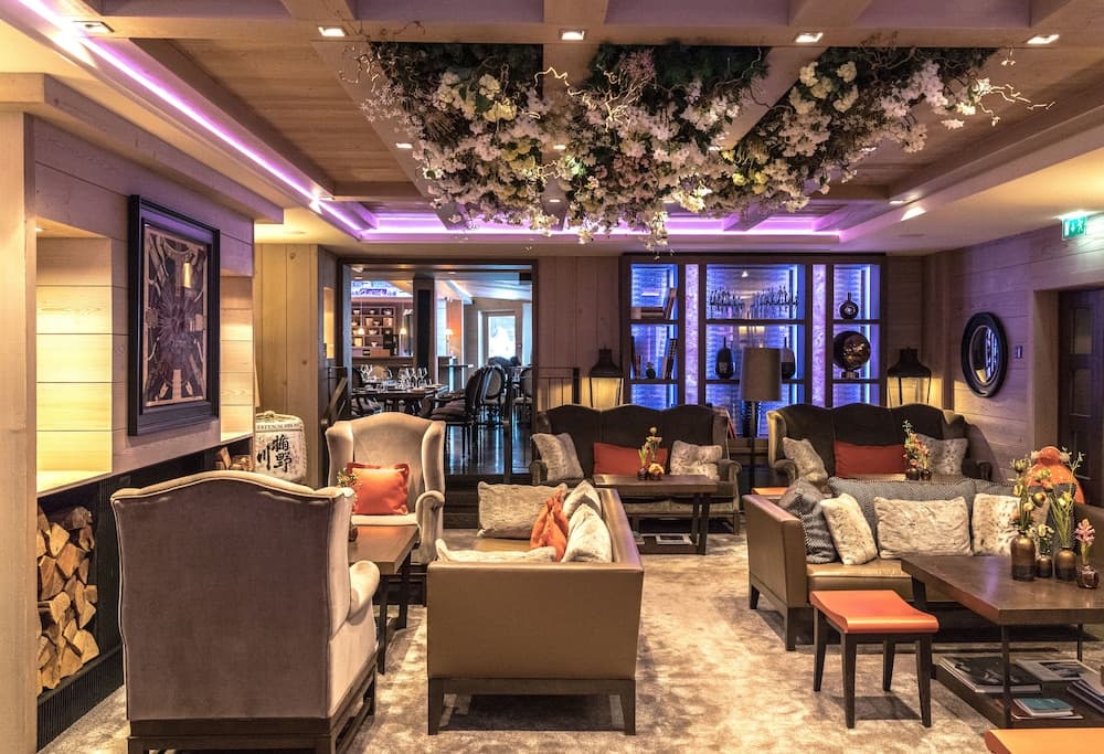 Lobby lounge