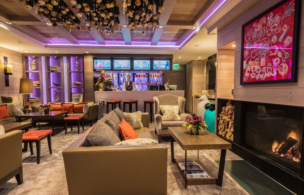 Lobby lounge