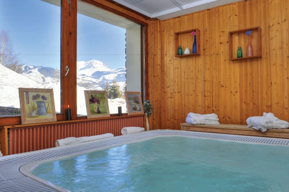 Indoor spa tub