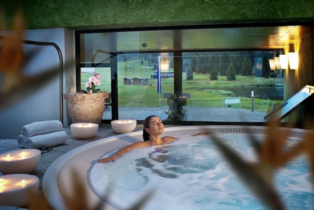 Indoor spa tub