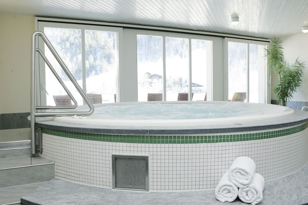 Indoor spa tub