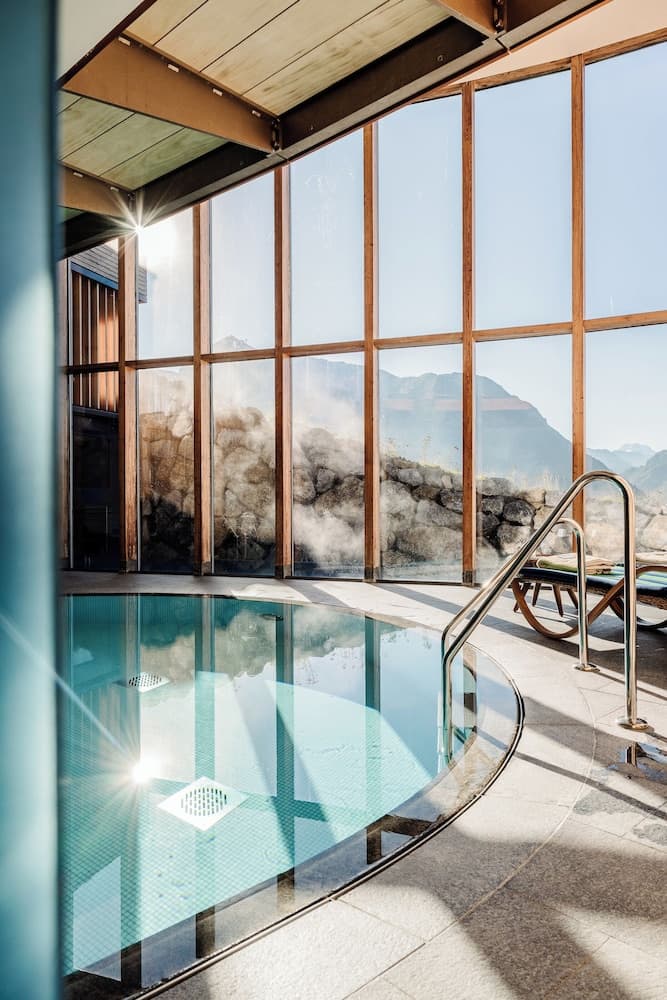 Indoor/outdoor pool