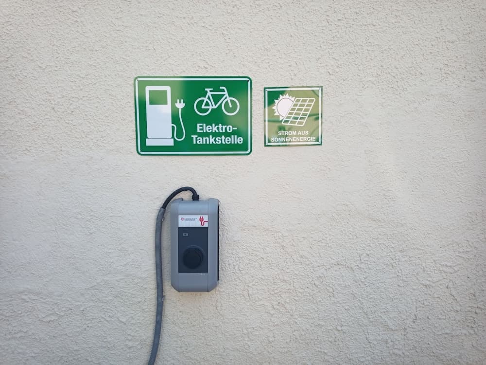 Electric vehicle charging station