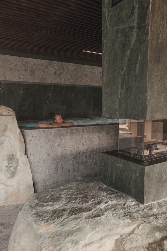 Indoor spa tub