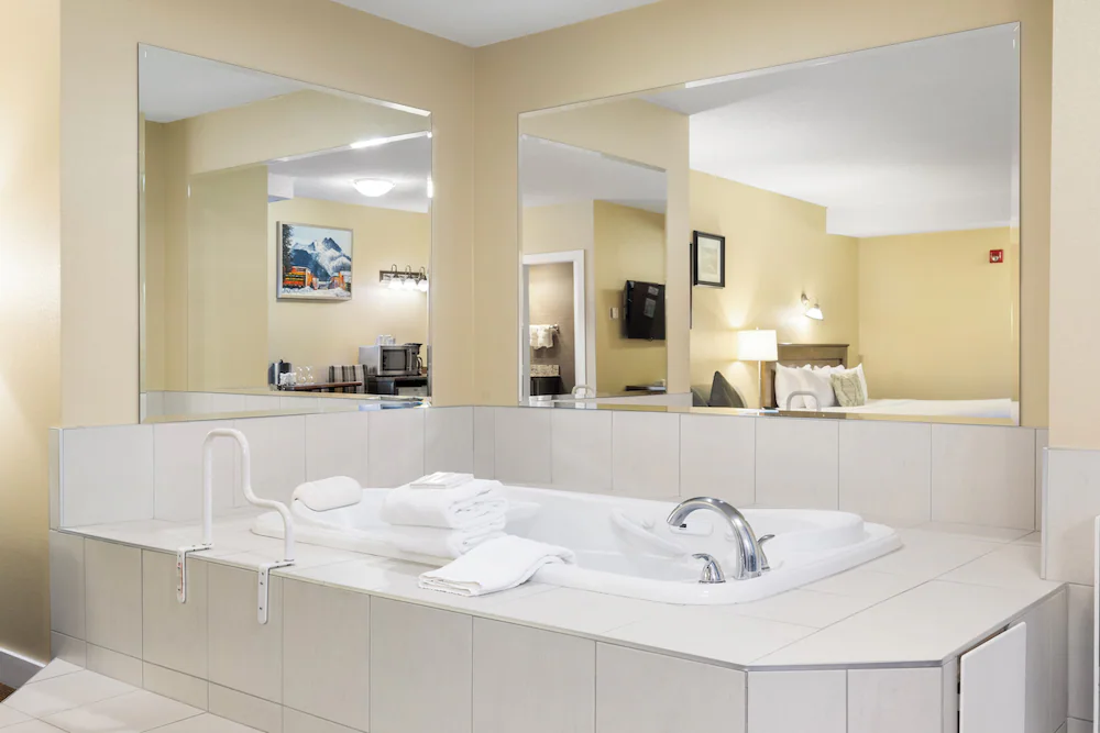 Deep soaking bathtub
