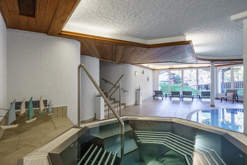 Indoor spa tub