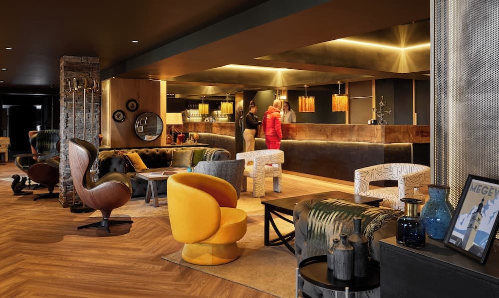 Lobby lounge