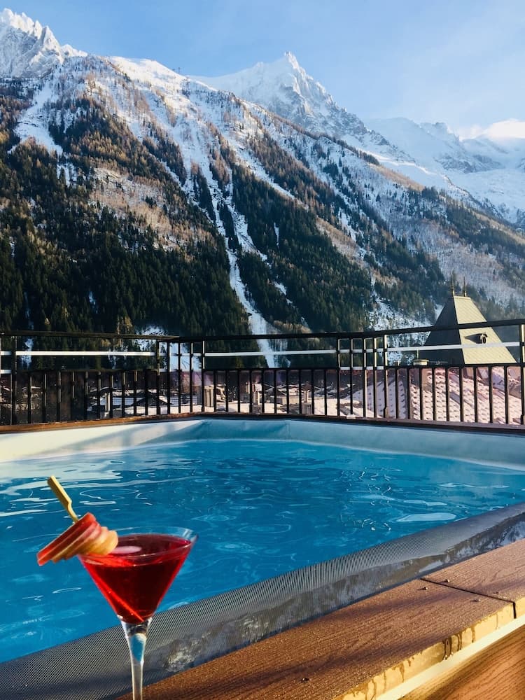 Poolside bar