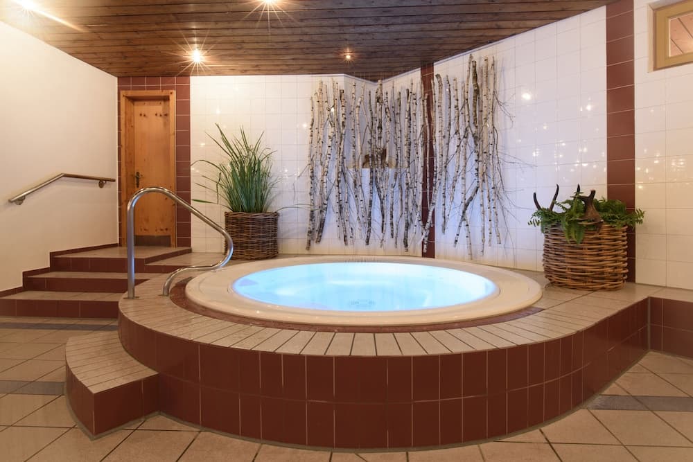 Indoor spa tub