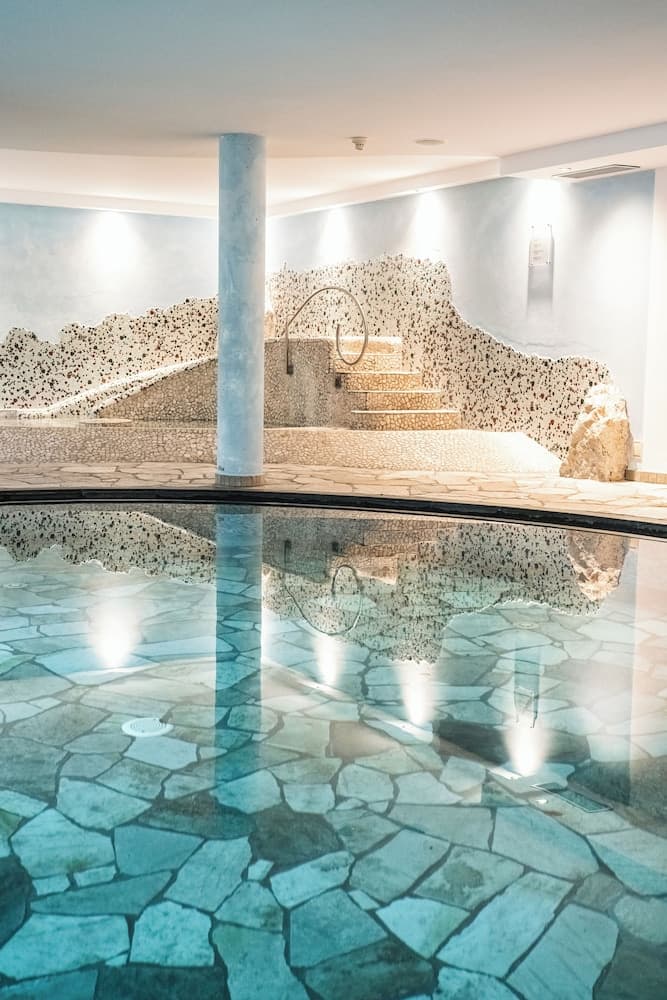 Indoor/outdoor pool