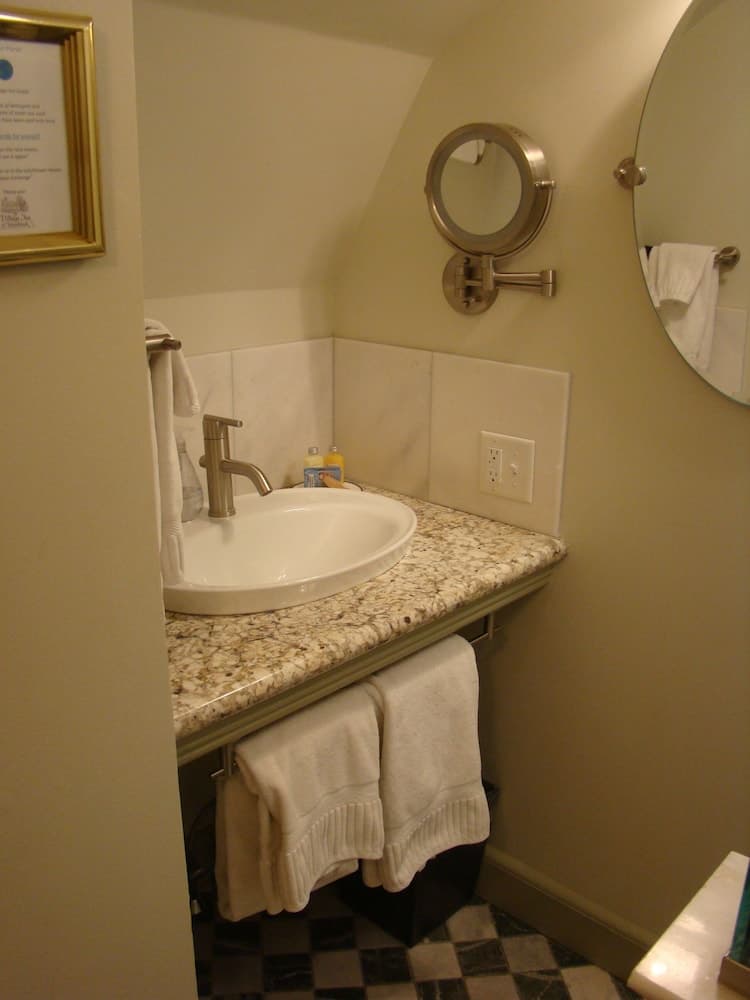 Bathroom sink