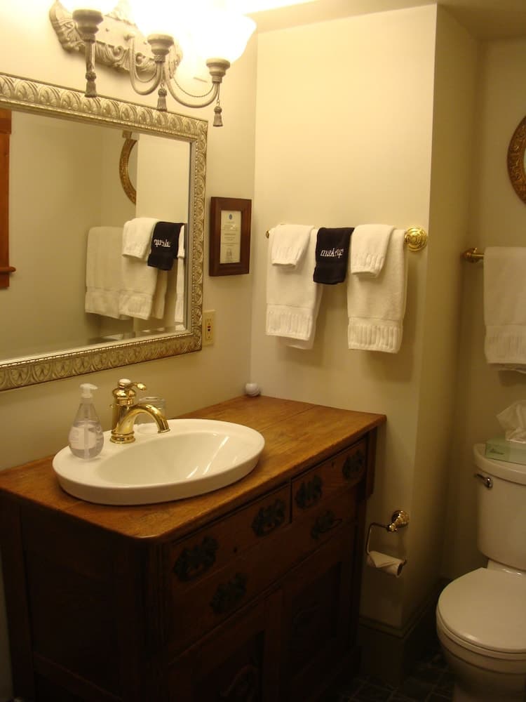 Bathroom sink