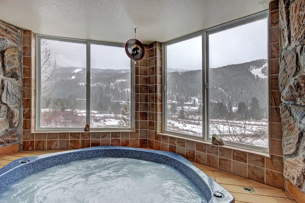 Indoor spa tub