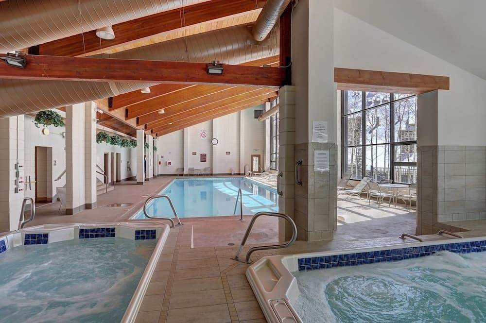 Indoor spa tub